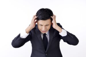 頭を抱える人のイメージ